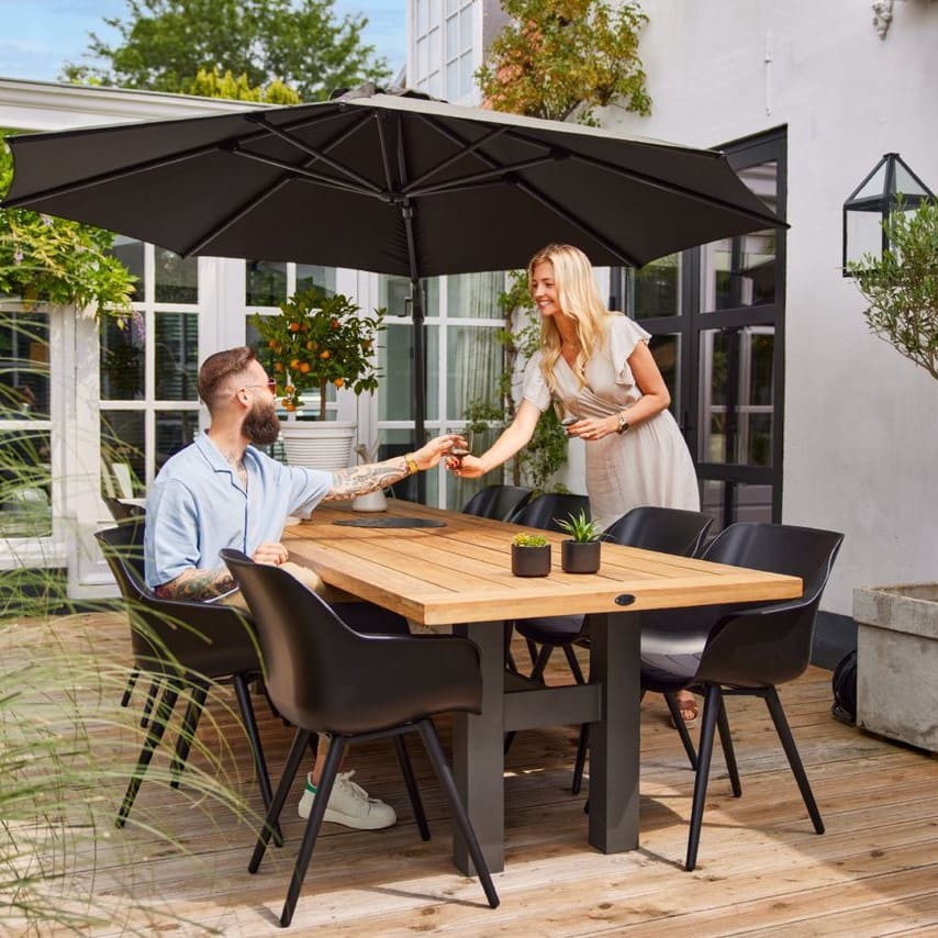 table de jardin en bois sur terrasse